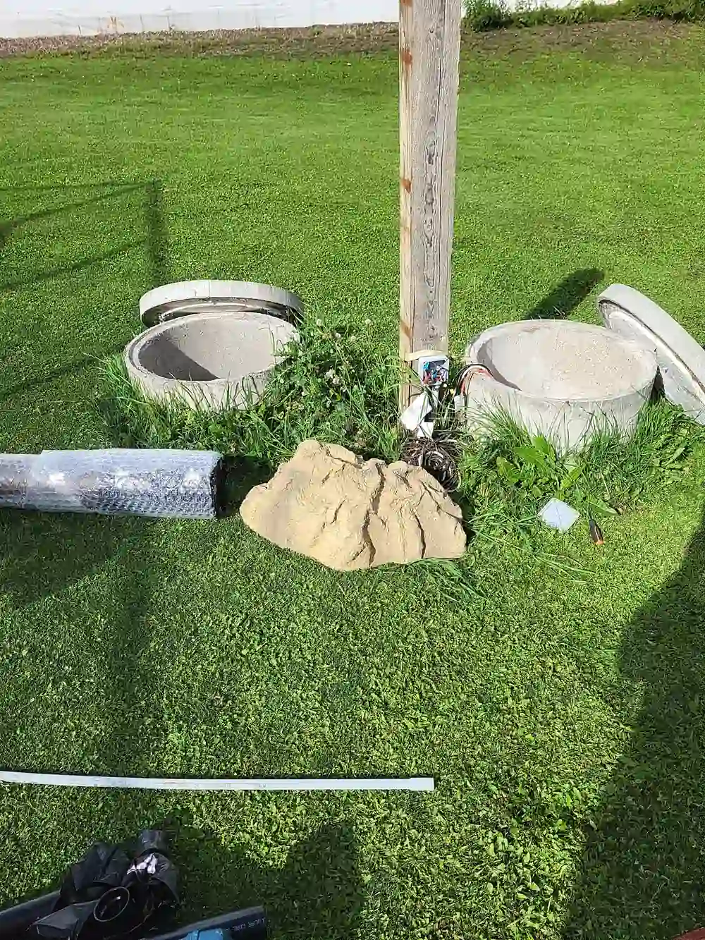 Septic tank access lids during pump and drain field performance evaluation